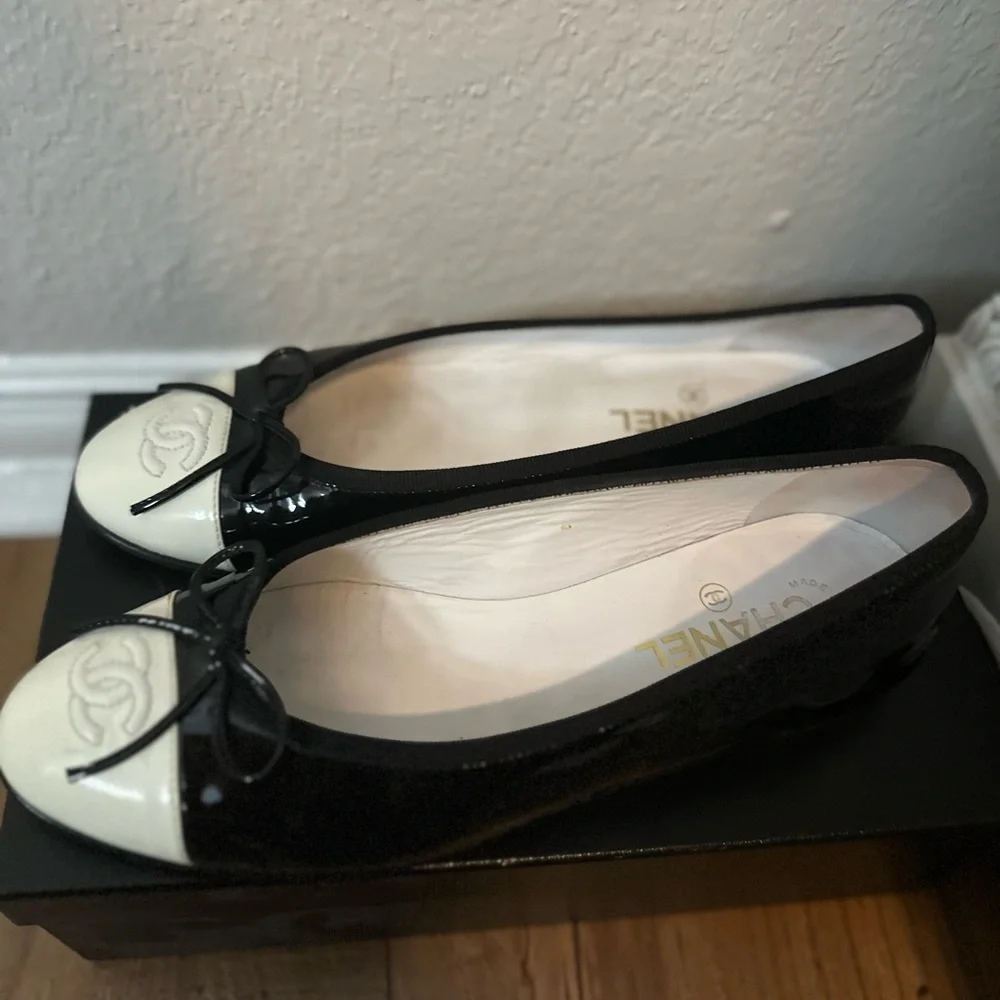 Chanel Vintage Black and White Patent Ballet Flats Size 39.5 / 8.5 - Picture 11 of 14